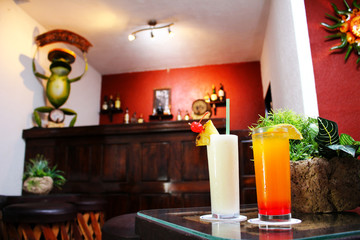 Piña colada y bebida de naranja