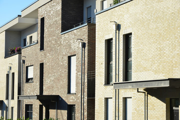 Fassade eines modernen neu gebauten Mehrfamilien-Wohngebäudes mit Vorsatz-Verklinkerung
