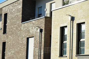 Fassade eines modernen neu gebauten Mehrfamilien-Wohngebäudes mit Vorsatz-Verklinkerung