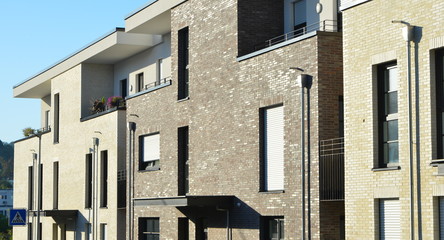 Teilweise Überdachter Obergeschoss-Balkon oder Dachgarten einem Wohngebäude