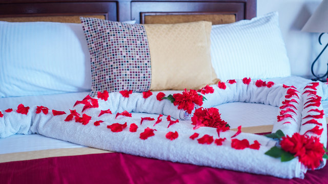Coraz&oacute;n romatico con rosas sobre cama
