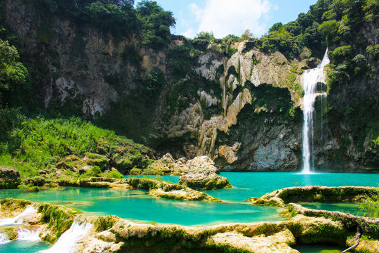 Cascada azul turqueza