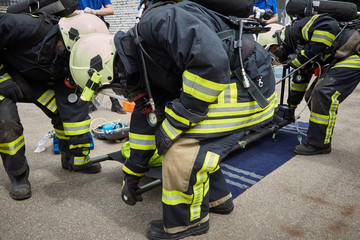 Fototapeta premium The rescue team is looking for the victim and evacuating him.