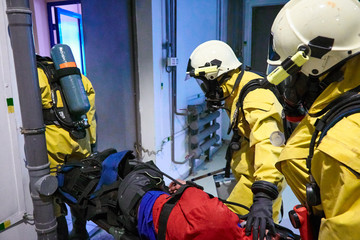 Rescue workers are looking for and evacuating the victim.