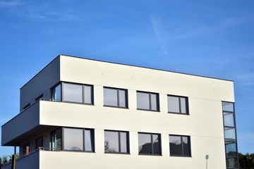 Obraz premium The windows of a modern building for offices. Business buildings architecture.