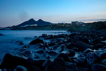 Felsenküste im Abendlicht