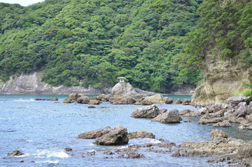 海の中の灯篭