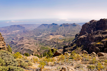 Bergdorf auf Plateau in fantastischer Gebirgswelt im Tal