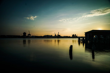 Obraz premium Skyline im Sonnenuntergang