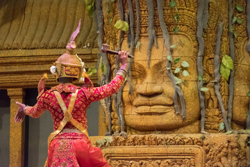 Fototapeta premium Widok z tyłu aktora pokazującego występ taneczny Khon w Siem Reap w Kambodży. UNESCO ogłosiło, że Khon, tajski dramat tańca maskowego i Lkhon Khol z Kambodży są niematerialnym dziedzictwem kulturowym.