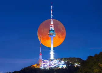 Foto op Canvas Super volle maan met de toren van Seoel bij nacht in Seoel, Zuid-Korea. © kampon