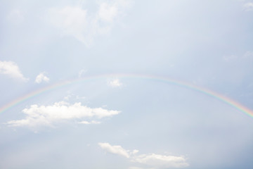 Fototapeta na wymiar アーチ状の虹