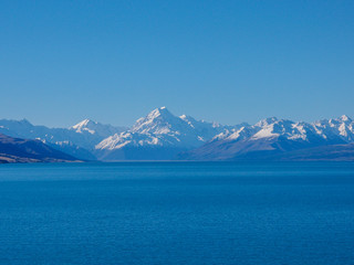 Fototapeta na wymiar blue lake in the mountains (New Zealand)