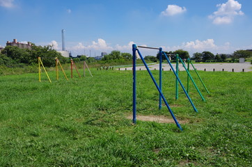 Fototapeta premium 原っぱの鉄棒