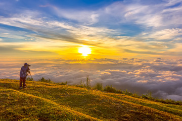 Obraz premium Beautiful Sunrise and mist at Phu Tubberk, Phetchabun Province, Thailand.