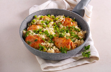 Chicken drumsticks with rice and peas