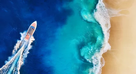 Küchenrückwand glas motiv Luftaufnahme Strand Panorama einer Küste und eines schnellen Bootes als Hintergrund aus der Draufsicht. Luftaufnahme des schwimmenden Luxusbootes. Insel Nusa Penida, Indonesien. Reisen - Bild