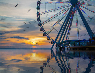 The ferris wheel on the waterfront of Seattle, Washington in late afternoon light - obrazy, fototapety, plakaty