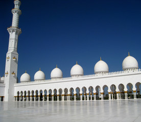 Fototapeta na wymiar sheikh zayed mosque in abu dhabi
