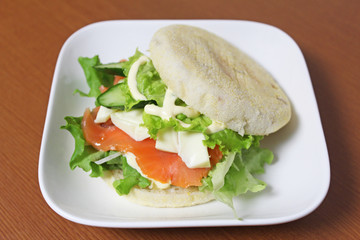 サーモンとモッツァレラチーズのマフィンサンド