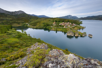 Bella vista del pueblo de Alba de los Carda&ntilde;os, junto al embalse de Camporredondo, en la provincia de Palencia. Castilla Le&oacute;n. Espa&ntilde;a
