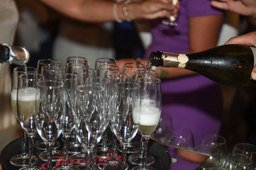 calici per lo spumante sul tavolo di un ricevimento