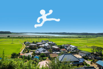 青空にジャンプする人の形をした雲