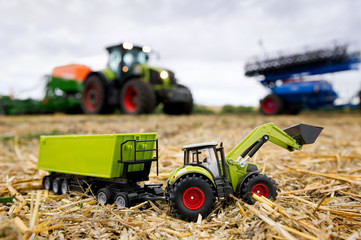 contrasting a real excavator and a toy one. Comparison Children and adults