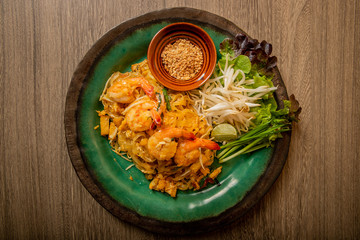 Fried noodle​ with shrimp​ and vagatebles.