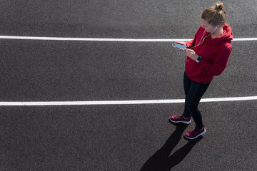 Sportswoman with smartphone count calories. Healthy life concept.