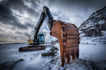 Old excavator in winter © Dmitry Rukhlenko
