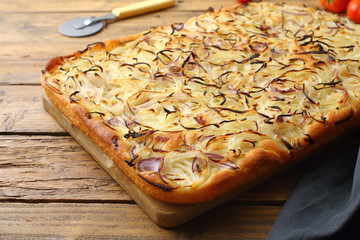 pizza o focaccia con cipolla sfondo rustico
