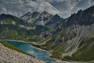 Alpenwanderung mit Bergsee und Aussicht