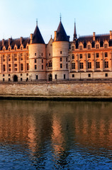 Fototapeta na wymiar La Conciergerie old building and Seine river quay in Paris