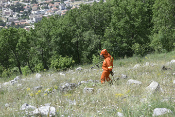 Esercitazione dei volontari di protezione civile su di una montagna