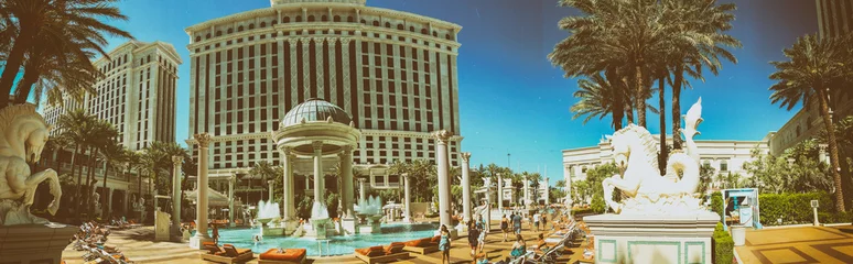 Fotobehang Las Vegas-27 juni 2019: panoramisch uitzicht op de zwembaden van Caesar Palace. Het is een beroemde toeristische attractie © jovannig