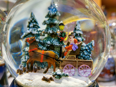 Crystal ball with figures and Christmas motif - Bola de Cristal con figuras y motivo Navideño
