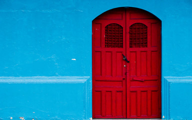 Obraz premium Red Door, Blue Wall in Granada Nicaragua