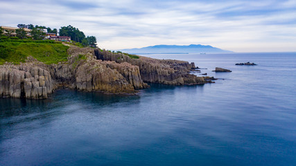 福井県の東尋坊の空撮で越前加賀海岸国定公園の特別保護地区の自然の驚異が面白い