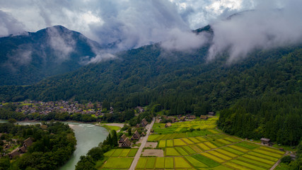 Obraz premium 夏の白川郷の世界遺産合掌造り付近の空撮