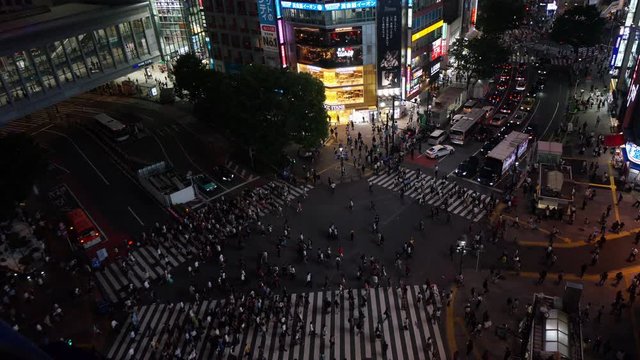金曜日の夜、日本の渋谷のスクランブル交差点を屋上からタイムラプス撮影