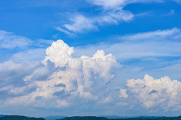 入道雲と山並み