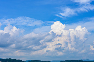入道雲と山並み