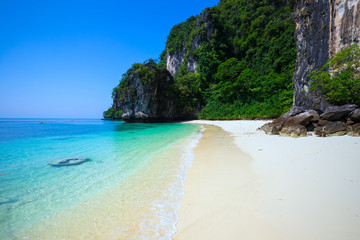 Fototapeta na wymiar Tropical beach in thailand, Hong island, krabi, thailand. 