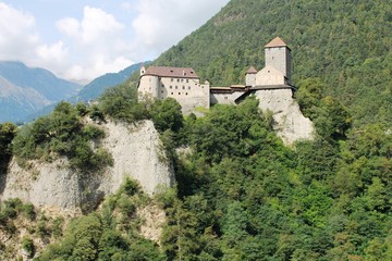 Fototapeta na wymiar Schloss in Südtirol bei Meran