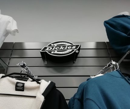dickies ,symbole de la marque et ses v&ecirc;tements sur portants 