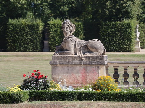 Skulptur einer Sphynx im Barockgarten