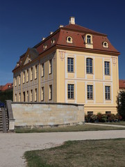 Fototapeta na wymiar Friedrich-Schlösschen im Barockgarten Großsedlitz