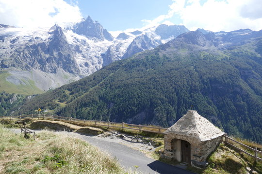 L'oratoire du Chazelet devant les glaciers de la Meije dans les hautes alpes en france