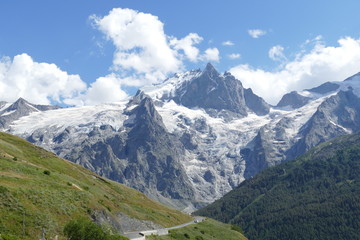 Fototapeta na wymiar La Grave - Glaciers de la Meije en France